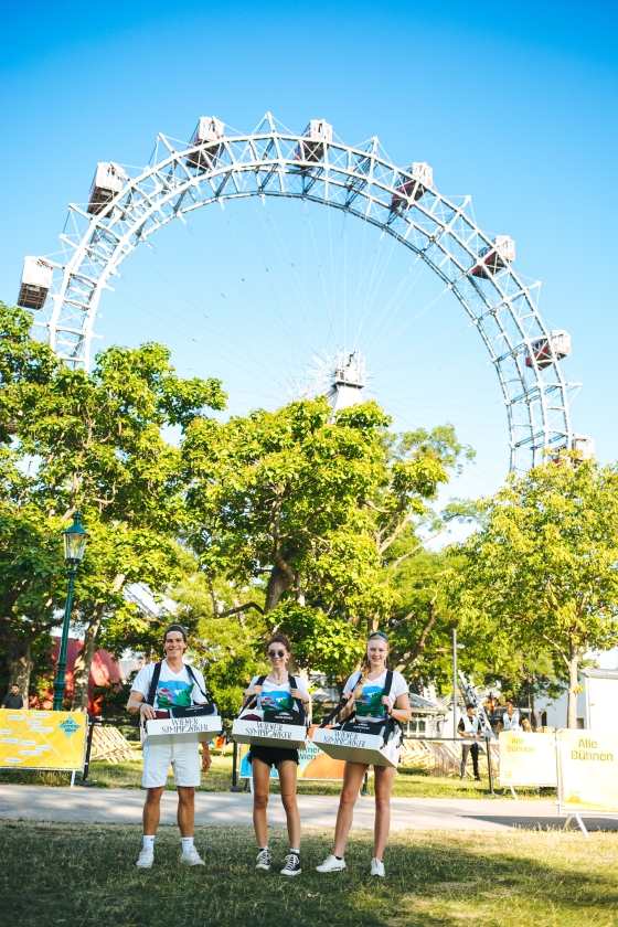 Drei Verkäufer:innen vor dem Riesenrad beim Prater-Picknick 2022