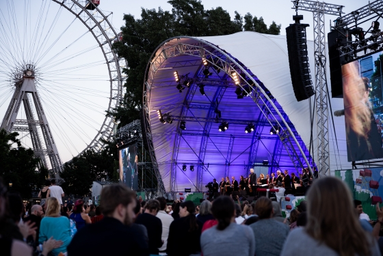 Prater-Picknick Publikum vor Riesenrad und Bühne