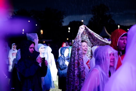 Prater-Picknick-Besucherin mit Regenponcho