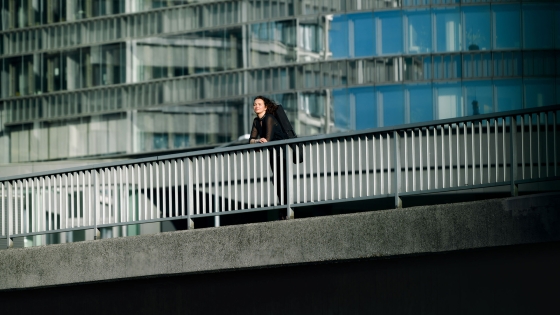 Musikerin auf einer Brücke