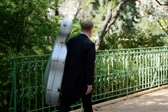 Musiker mit Cellokoffer im Stadtpark