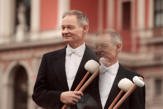 Paukist vor dem Musikverein Wien