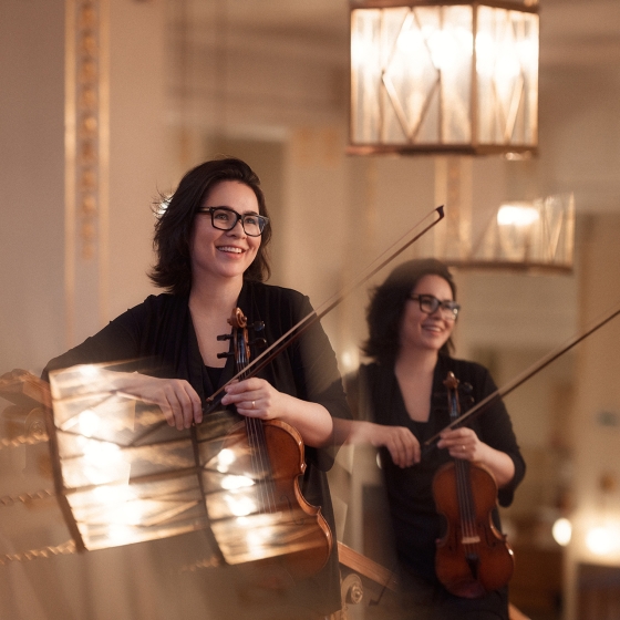 Geigerin im Konzerthausfoyer mit Spiegeleffekt