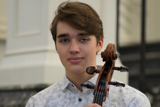 Foto von Elvis Herndl mit seinem Cello