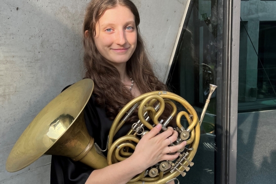 junge Frau mit Horn