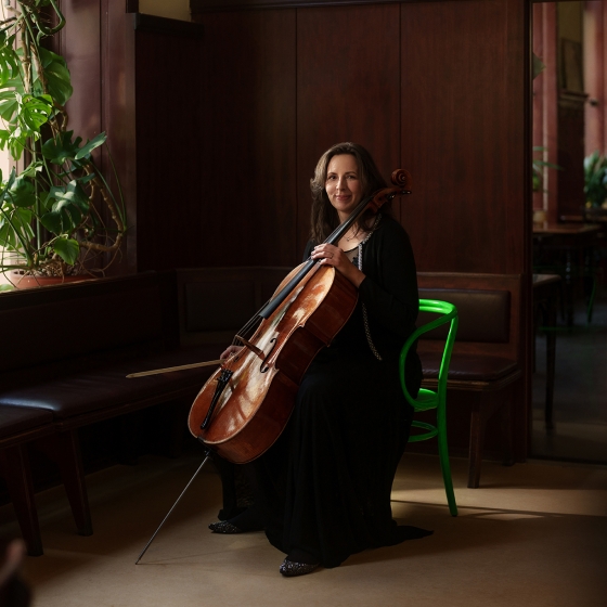 Cellistin in einem Wiener Café