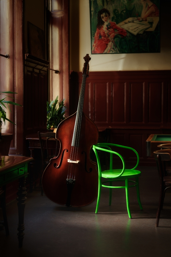 Kontrabass und Grüner Stuhl im Wiener Café