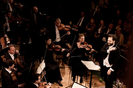 Petr Popelka dirigiert die Wiener Symphoniker