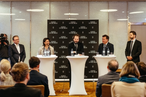 Petr Popelka bei einer Pressekonferenz