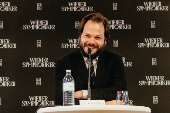 Petr Popelka am Pult bei der Pressekonferenz