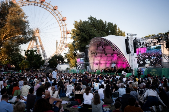 Menschenmenge beim Prater-Picknick, Riesenrad im Hintergrund