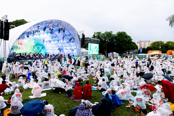 Prater-Picknick Besucher:innen vor der Bühne