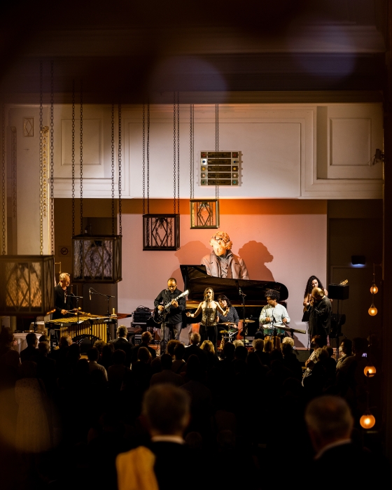 Band auf der Bühne im Konzerthausfoyer vor Publikum 