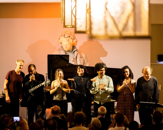 Band auf der Bühne im Konzerthausfoyer vor Publikum 