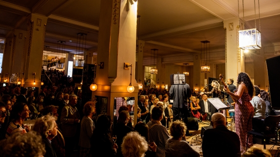 Publikum vor der Bühne im Konzerthausfoyer