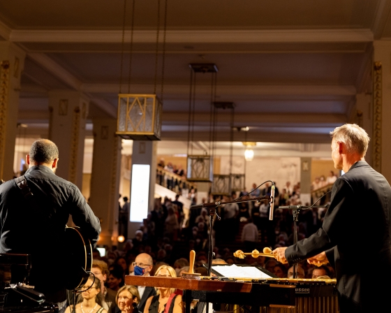 Zwei Musiker auf der Bühne im Konzerthausfoyer vor Publikum 