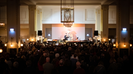 Publikum vor der Bühne im Konzerthausfoyer