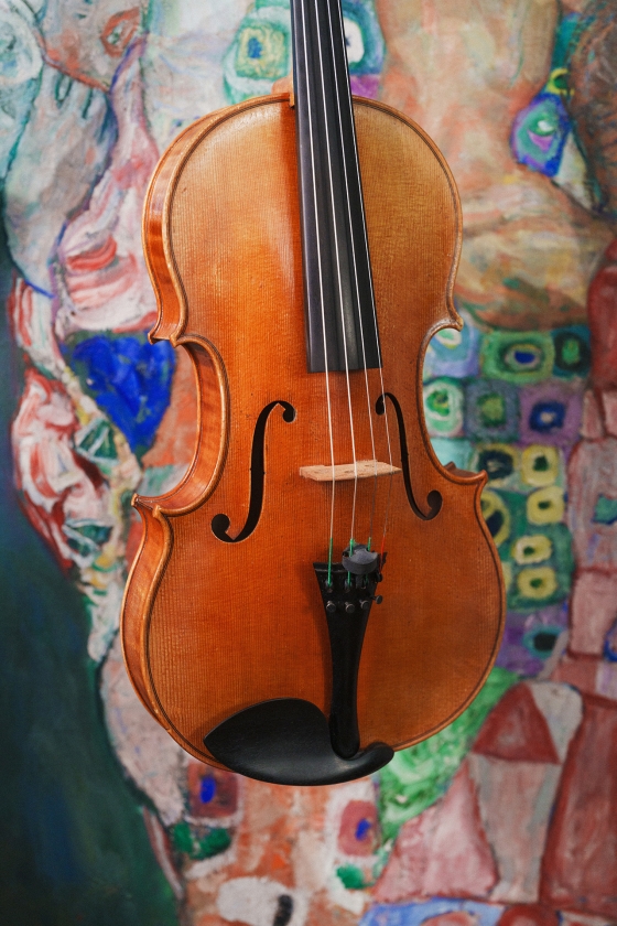 Geige vor einem Klimt-Gemälde