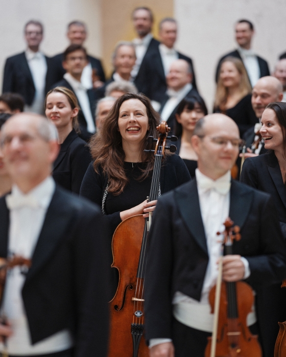 Cellistin inmitten anderer Musiker