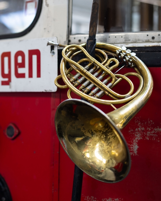 Horn hängt an einer Straßenbahn