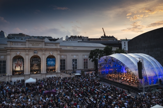 Publikum und Open-Air-Bühne von oben im MuseumsQuartier