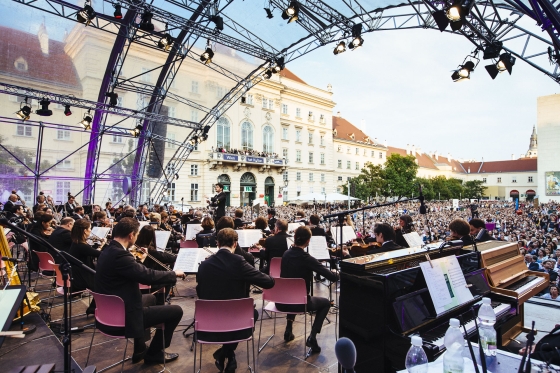 Orchester von hinten auf Open Air-Bühne im MuseumsQuartier