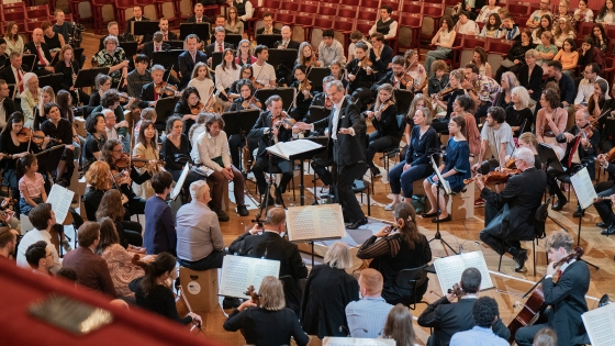 Publikum und Orchester sitzen vermischt im Konzerthaus 