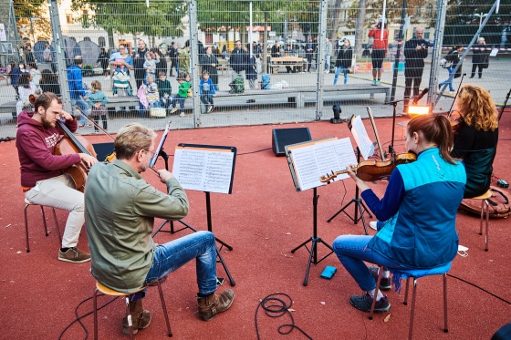 Streichquartett musiziert im Spielkäfig