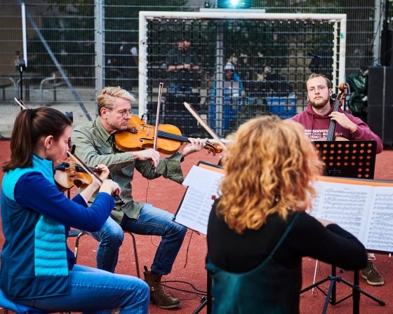 Streichquartett musiziert im Spielkäfig