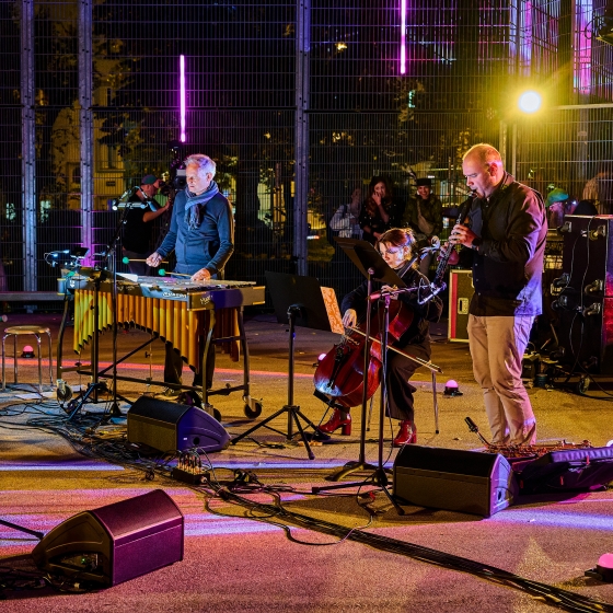Drei Musiker nachts im Spielkäfig 