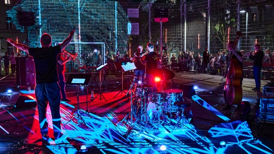 Bandmusiker nachts im Spielkäfig