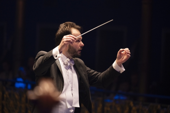 Petr Popelka dirigiert