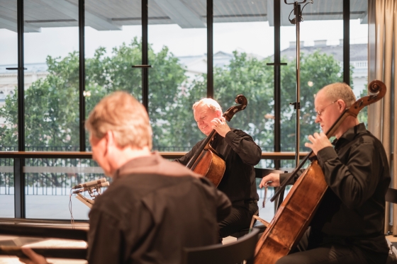 Drei Musiker vor der Terrasse im Wien Museum