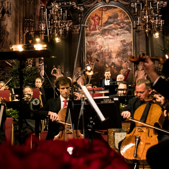 Zwei Cellisten spielen im Stephansdom