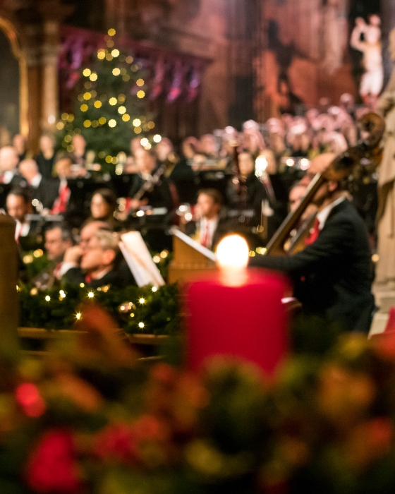 Kerze im Hintergrund Orchester und Chor