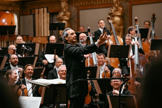 Alexandre Desplat macht ein Selfie im Musikverein