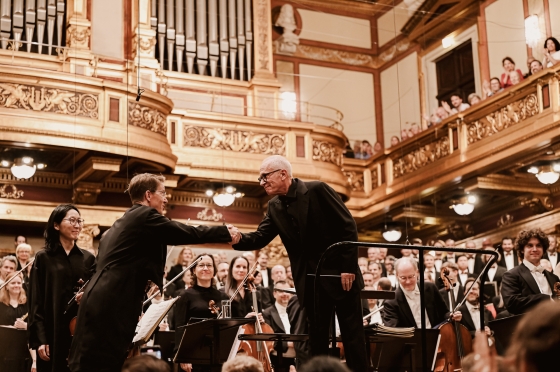 James Newton Howard schüttelt Konzertmeister die Hand