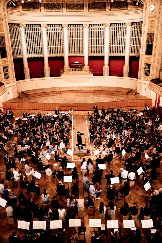 Lahav Shani dirigiert die Wiener Symphoniker im Parterre des Wiener Konzerthauses