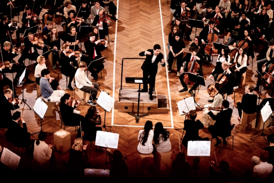 Lahav Shani dirigiert die Wiener Symphoniker im Parterre des Wiener Konzerthauses