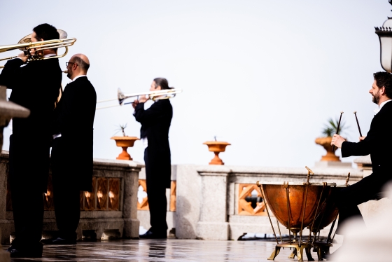 Posaunisten und Paukist spielen am Schloss Miramare