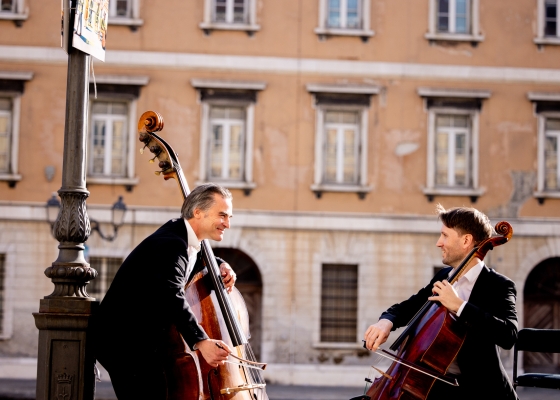 Kontrabassist und Cellist spielen am Canal Grande