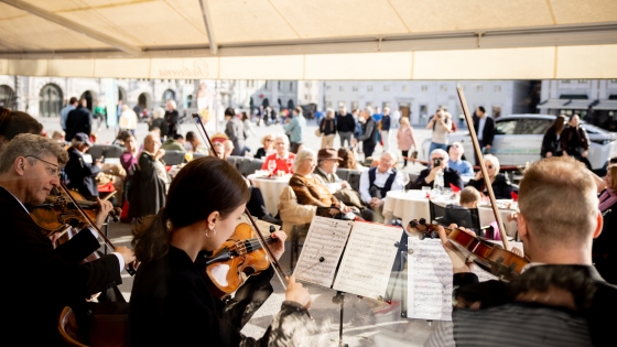 Streichquartett spielt vor dem Caffè degli Specchi
