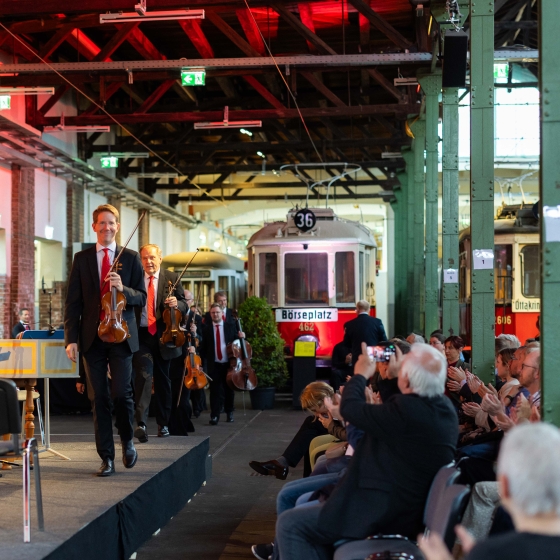 Musiker der Wiener Symphoniker betreten die Bühne im Verkehrsmuseum