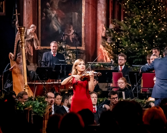 Soloviolinistin vor Orchester im Stephansdom