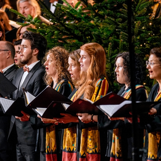 Sechs Chorist:innen singen