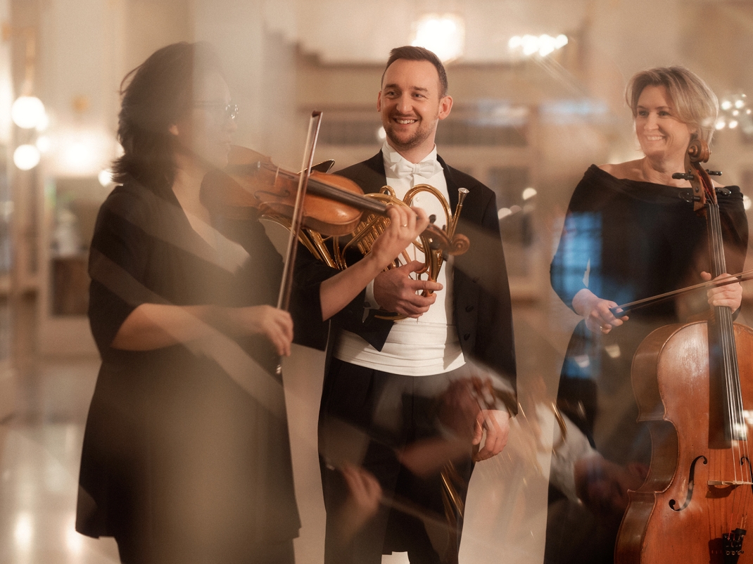 Drei Musiker:innen im Konzerthausfoyer