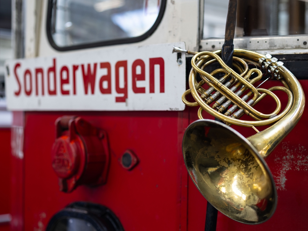 Horn hängt auf einer alten Wiener Straßenbahn