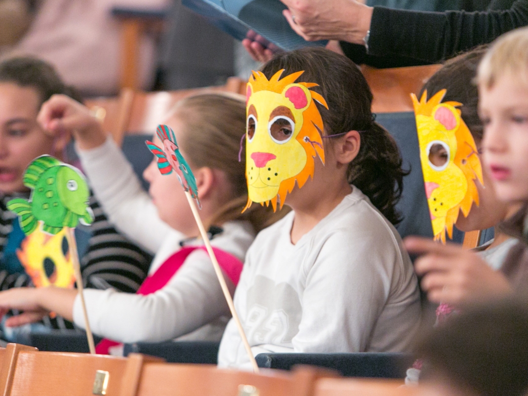 Kinder mit Tiermasken im Konzerthaus