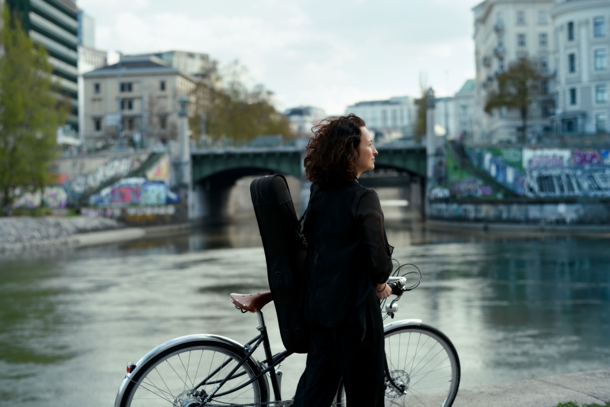 Musikerin mit Fahrrad am Donaukanal