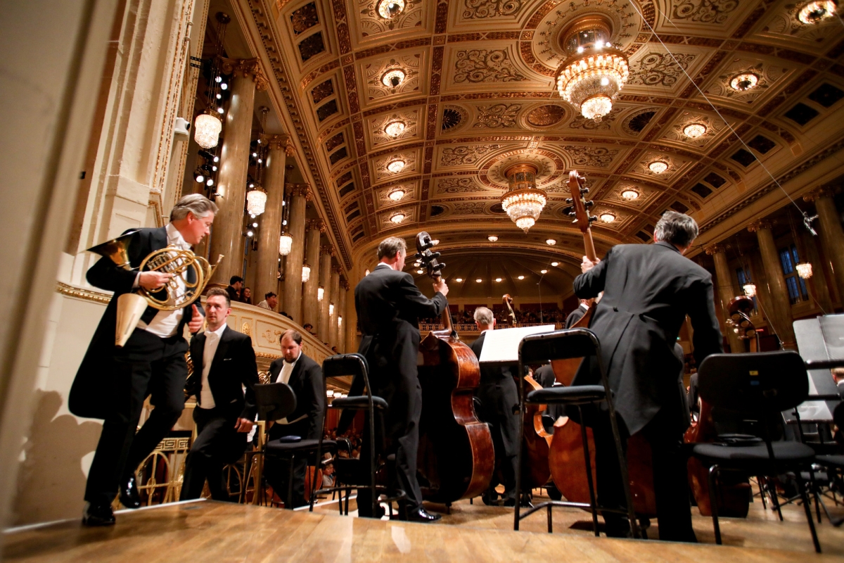 Foto von Musikern mit Instrumenten im Konzerthaus